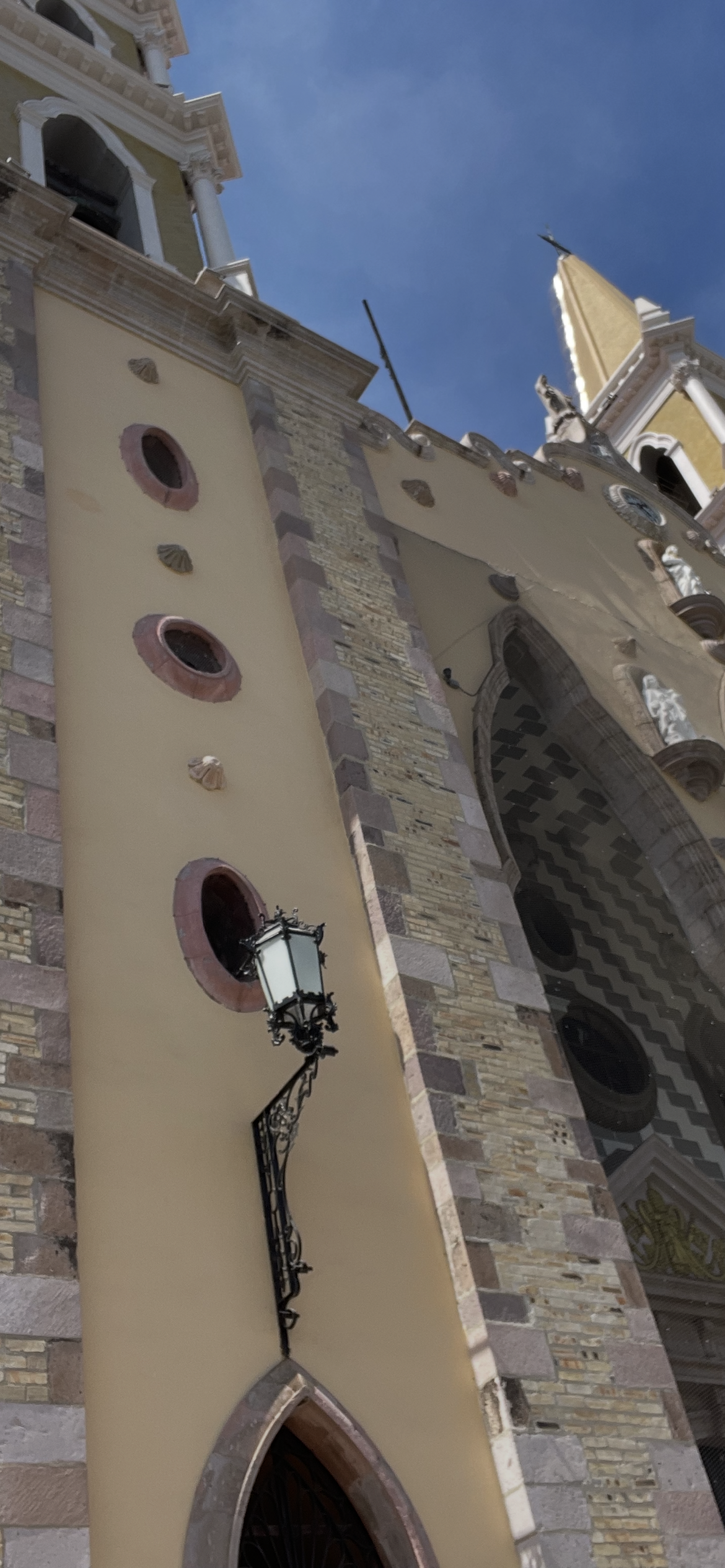 Catedral Basílica Phone Wallpaper – Spiritual Majesty in Every Pixel